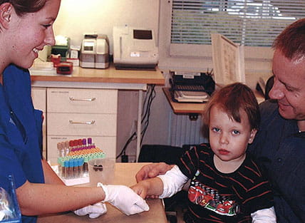 Bräkne-Hoby and boy, parent and a nurse